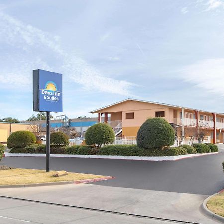Days Inn & Suites By Wyndham Arlington Near Six Flags Екстериор снимка