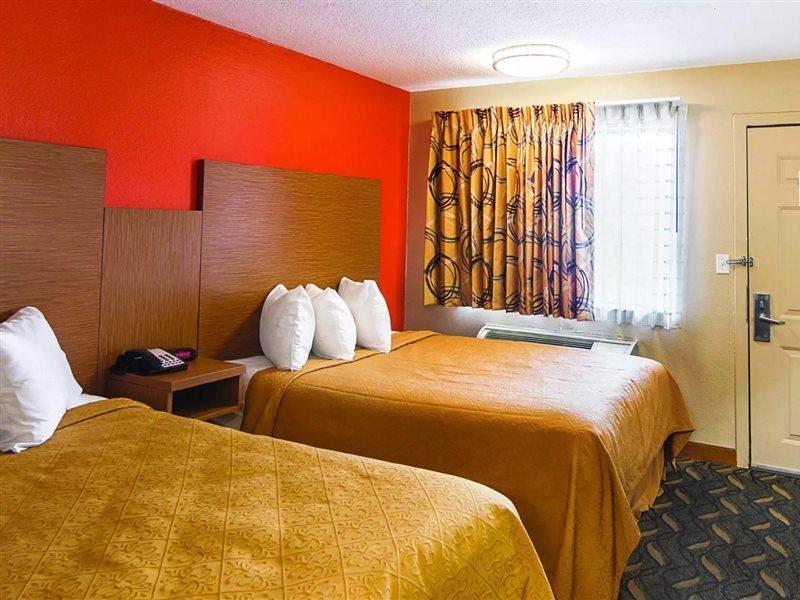 Days Inn & Suites By Wyndham Arlington Near Six Flags Екстериор снимка