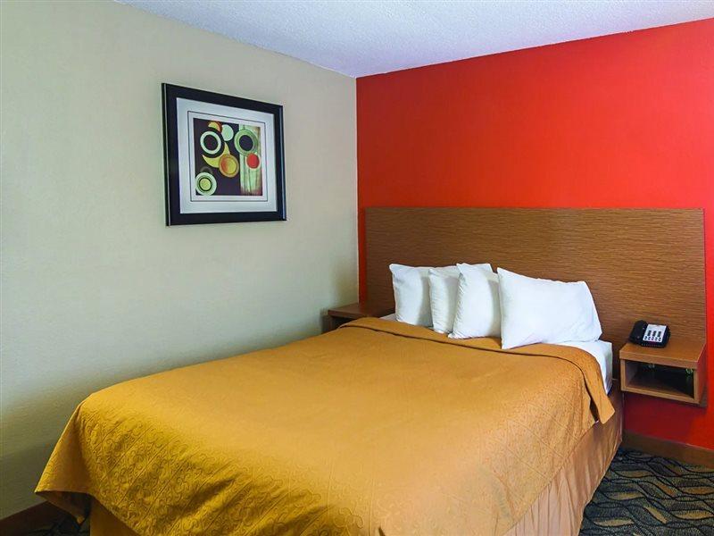 Days Inn & Suites By Wyndham Arlington Near Six Flags Екстериор снимка
