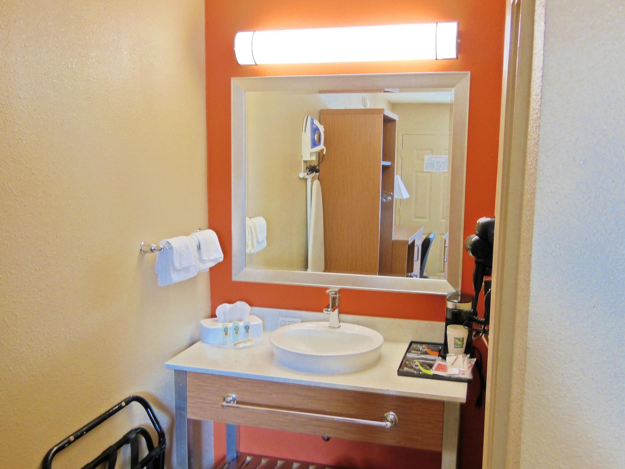 Days Inn & Suites By Wyndham Arlington Near Six Flags Екстериор снимка