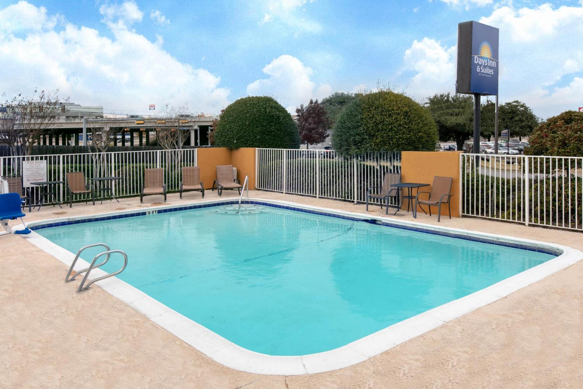 Days Inn & Suites By Wyndham Arlington Near Six Flags Екстериор снимка