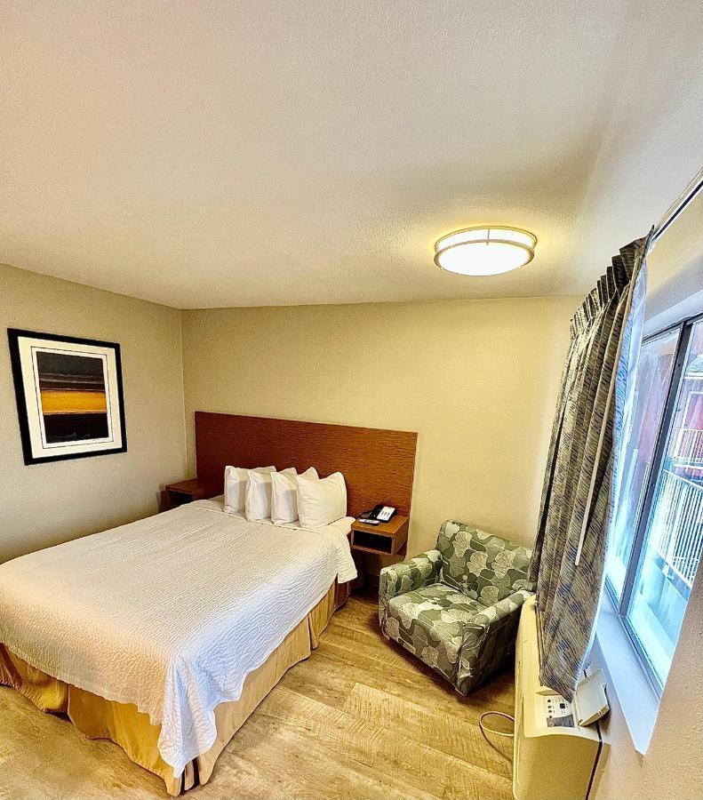 Days Inn & Suites By Wyndham Arlington Near Six Flags Екстериор снимка