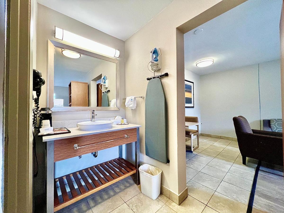 Days Inn & Suites By Wyndham Arlington Near Six Flags Екстериор снимка