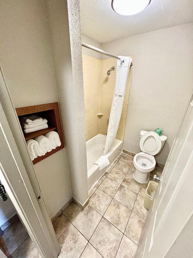 Days Inn & Suites By Wyndham Arlington Near Six Flags Екстериор снимка
