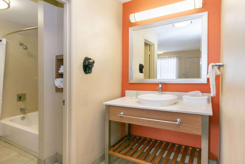 Days Inn & Suites By Wyndham Arlington Near Six Flags Екстериор снимка