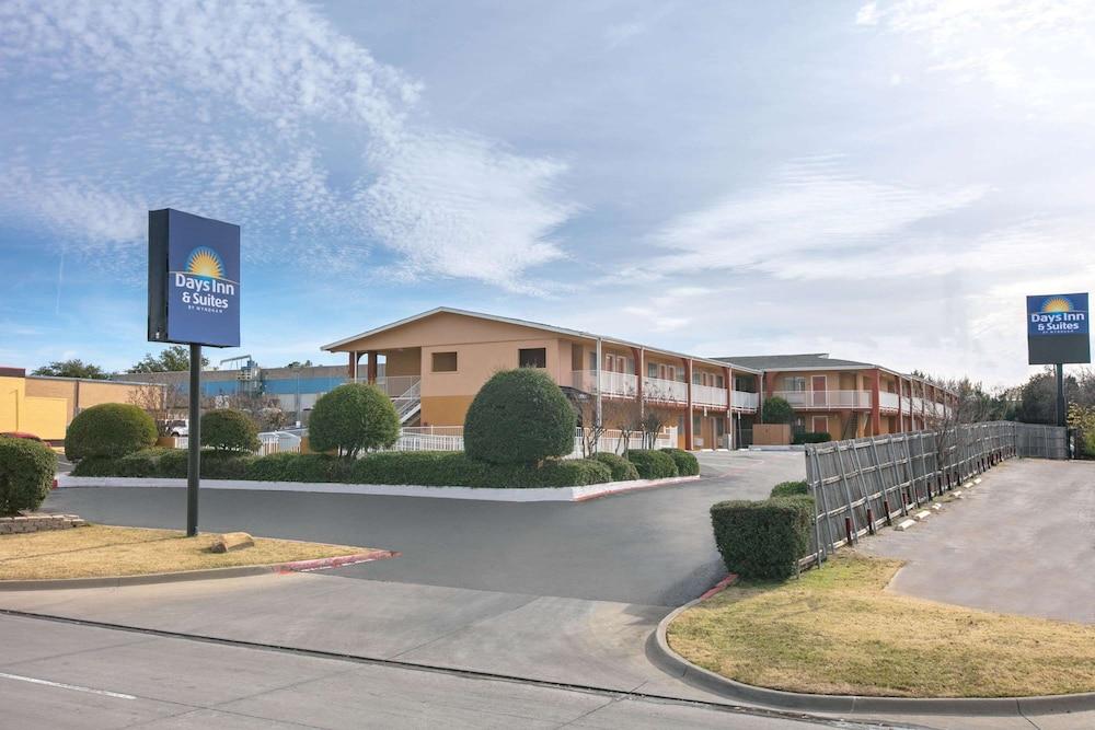 Days Inn & Suites By Wyndham Arlington Near Six Flags Екстериор снимка