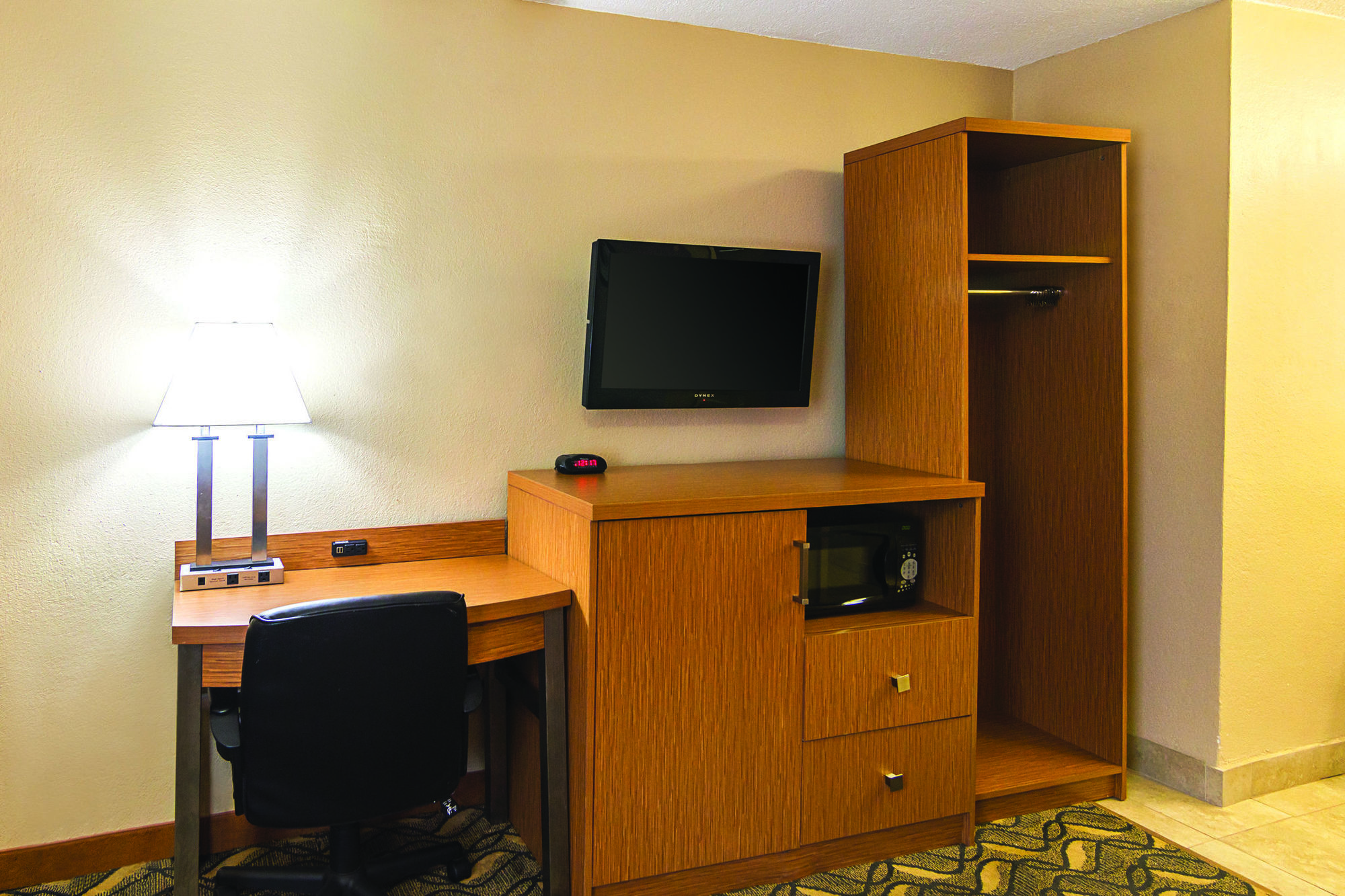 Days Inn & Suites By Wyndham Arlington Near Six Flags Стая снимка
