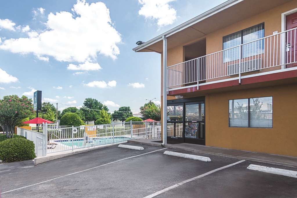 Days Inn & Suites By Wyndham Arlington Near Six Flags Екстериор снимка