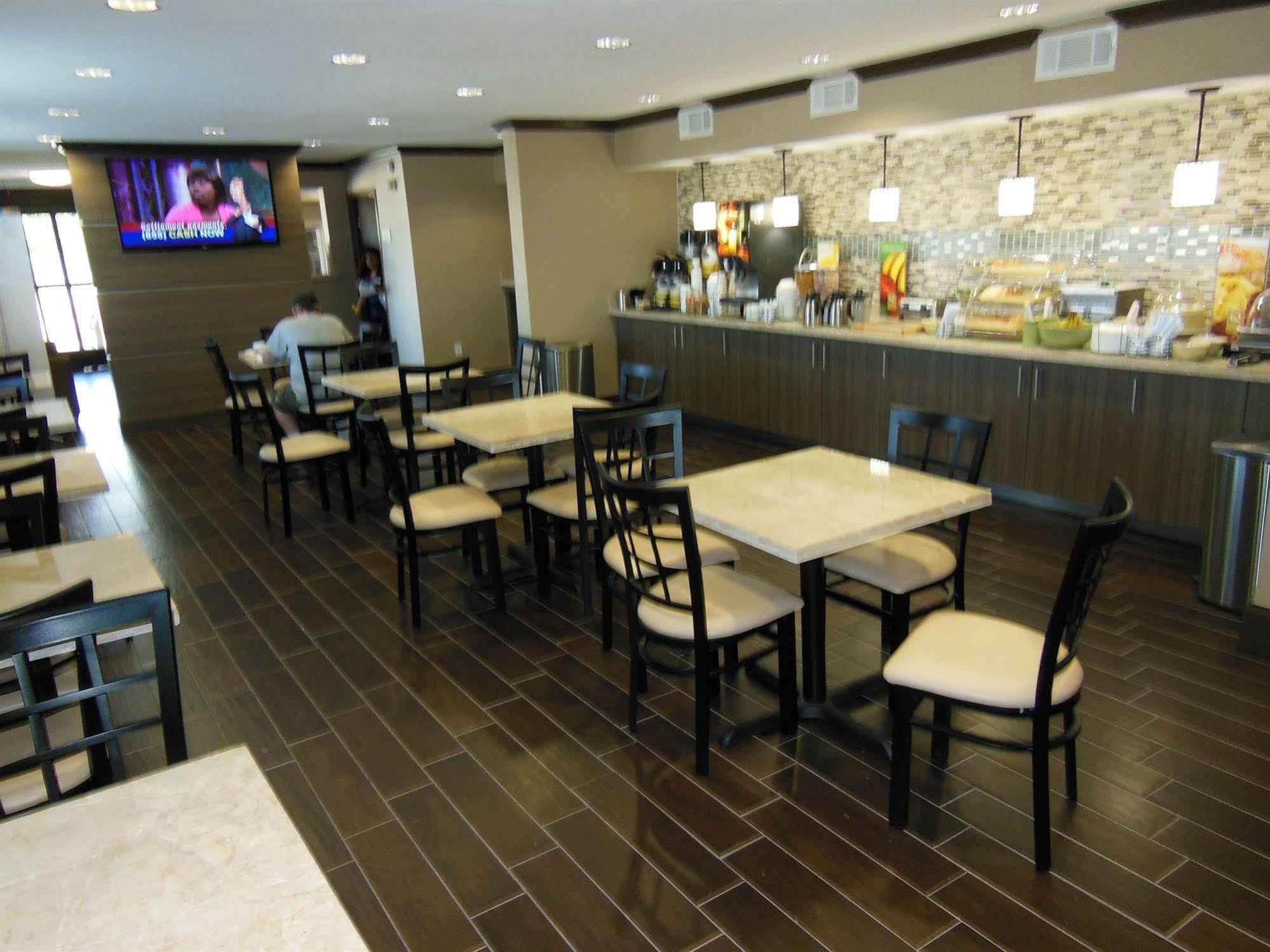 Days Inn & Suites By Wyndham Arlington Near Six Flags Екстериор снимка