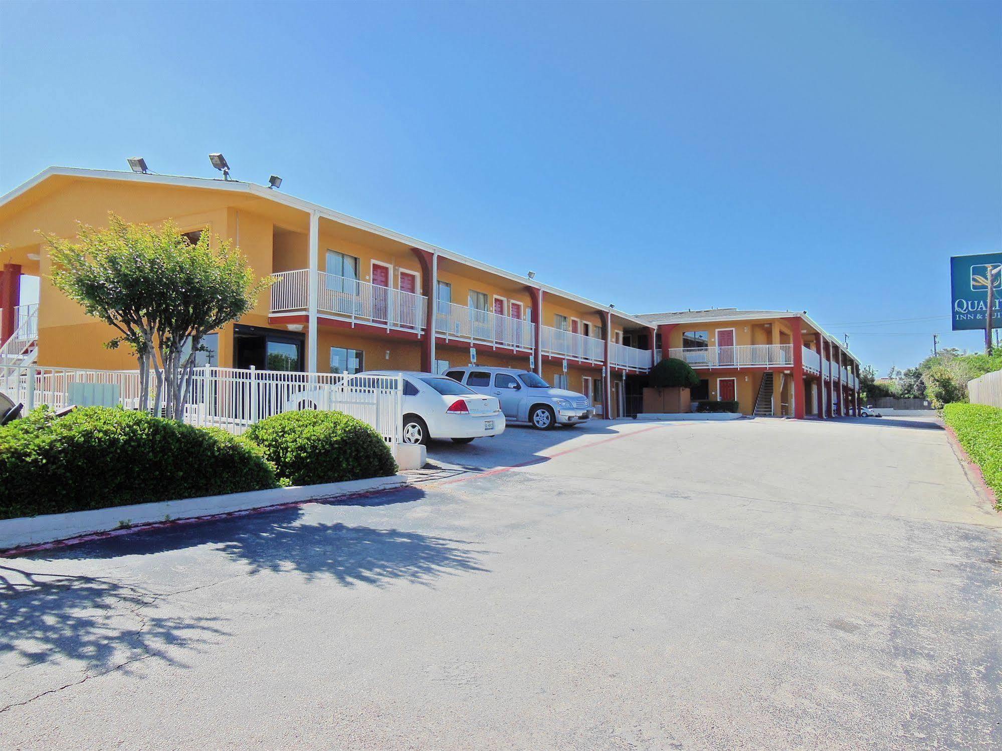 Days Inn & Suites By Wyndham Arlington Near Six Flags Екстериор снимка
