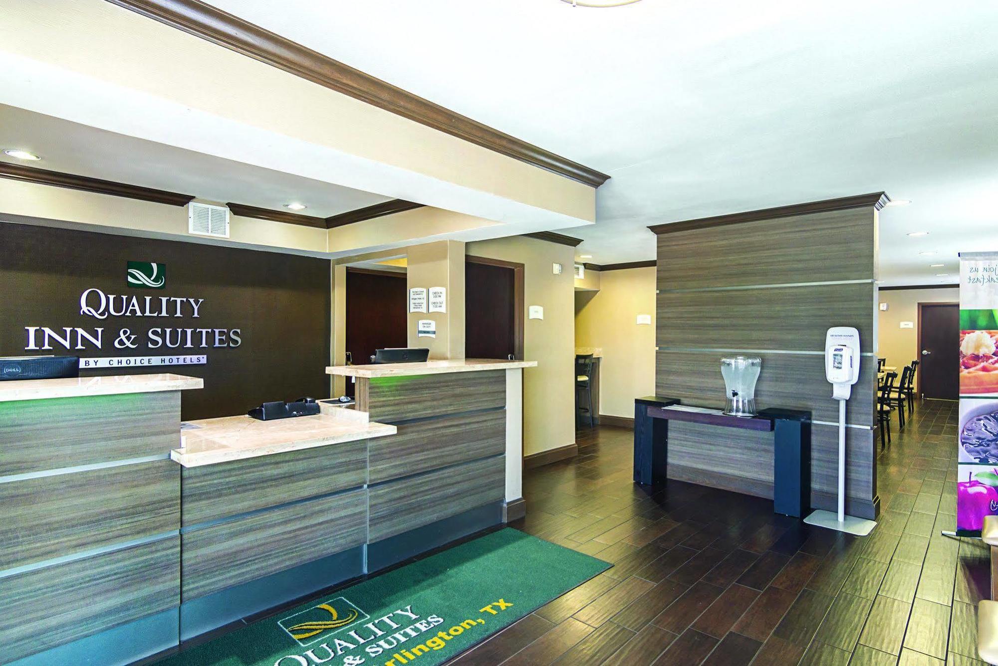 Days Inn & Suites By Wyndham Arlington Near Six Flags Екстериор снимка