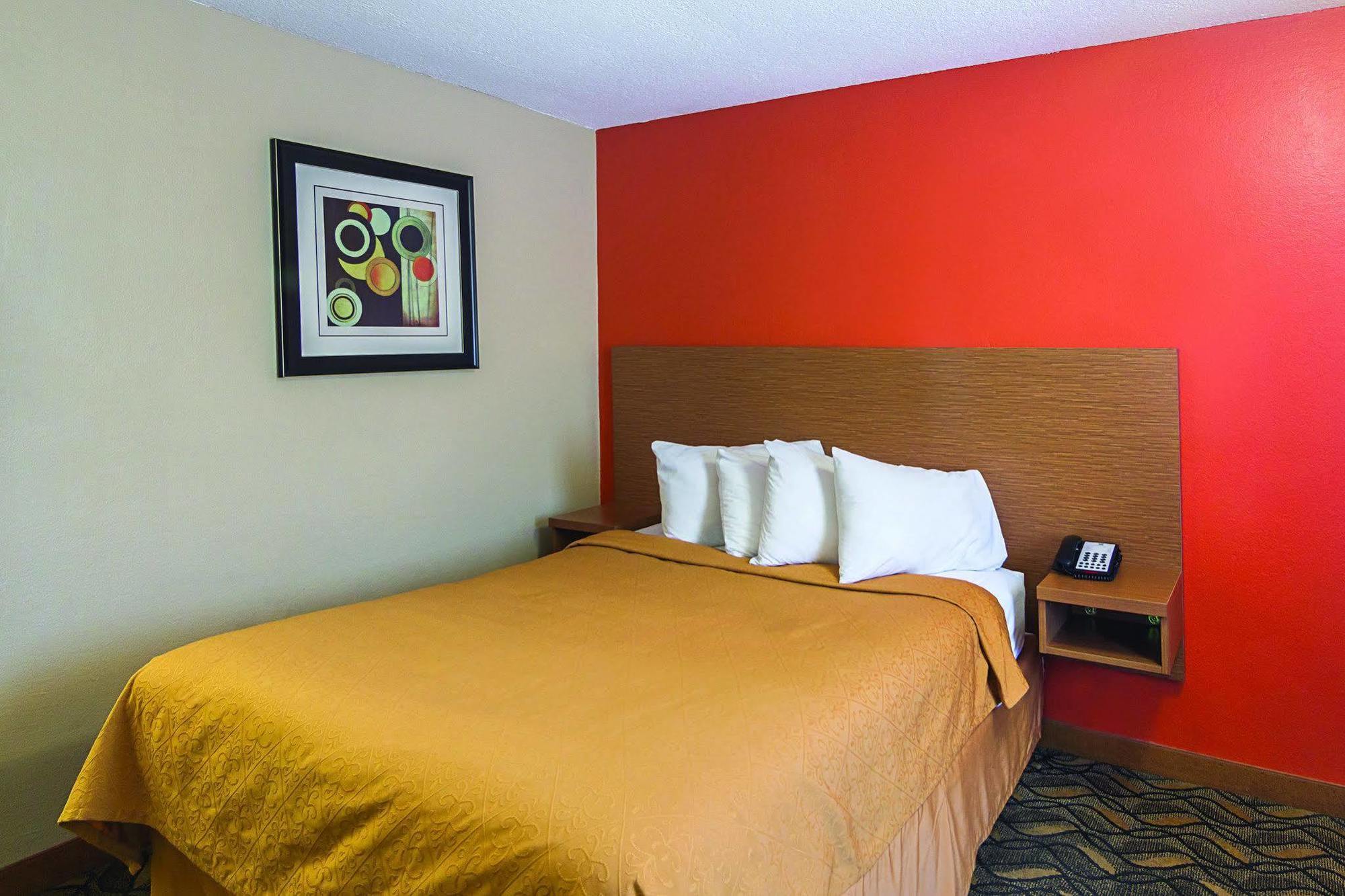 Days Inn & Suites By Wyndham Arlington Near Six Flags Екстериор снимка