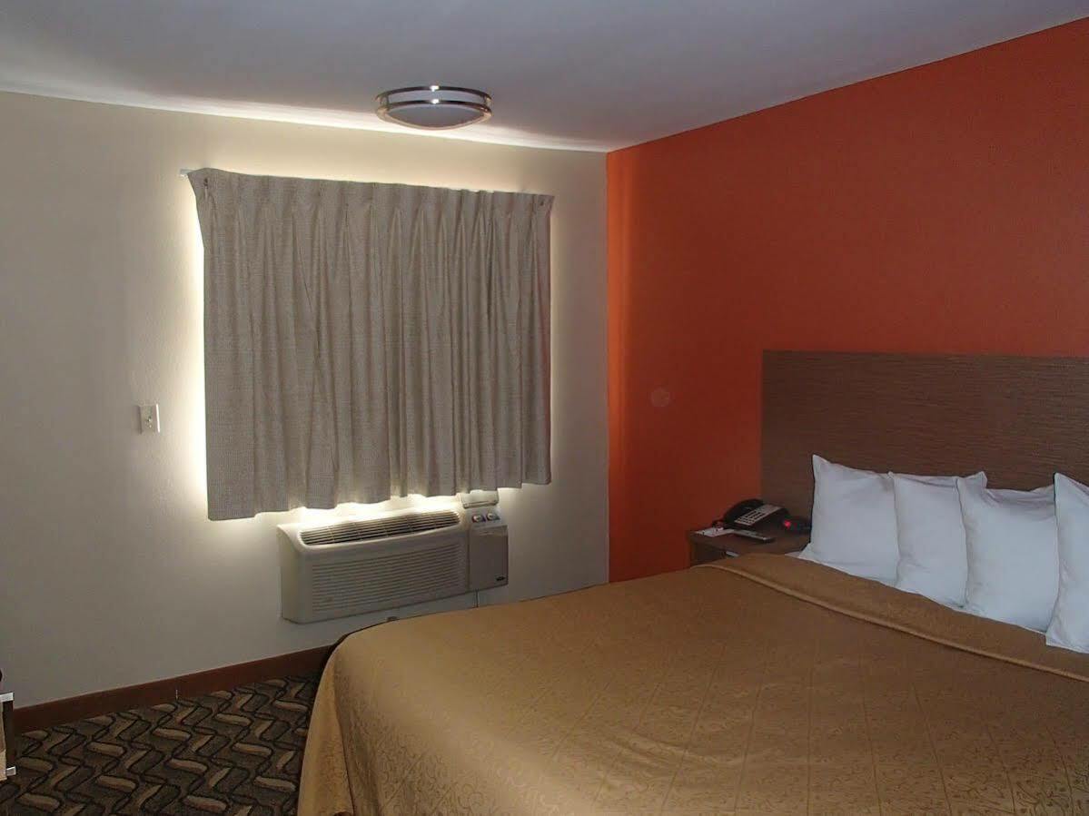 Days Inn & Suites By Wyndham Arlington Near Six Flags Екстериор снимка